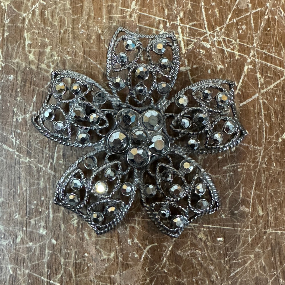 Flower Brooch Pin Gunmetal Gray Rhinestone Accent Floral‎ Jewelry Accessory